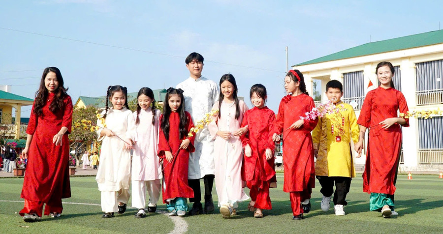 Niềm vui của giáo viên và học sinh Trường Tiểu học Thu Thủy bước vào năm mới. Ảnh: Hồ Lài