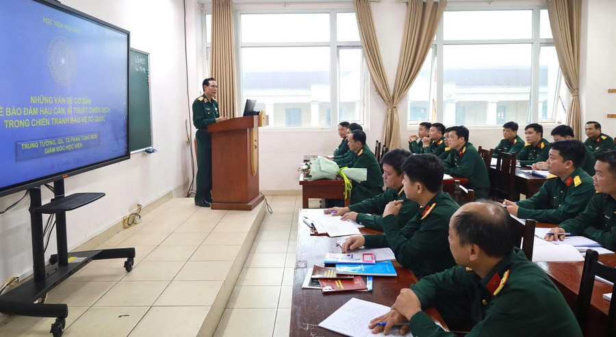 Trung tướng, GS, TS Phan Tùng Sơn giảng bài cho học viên Khoá 20 - Hoàn thiện cán bộ hậu cần cấp trung, sư đoàn.