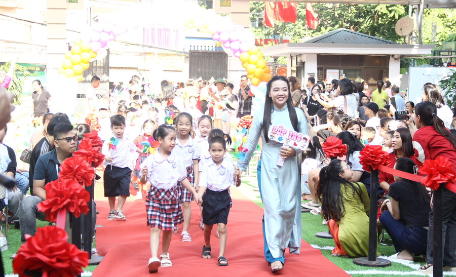 Cô - trò Trường Tiểu học Vĩnh Tuy (Vĩnh Hưng, Hà Nội). Ảnh: TG