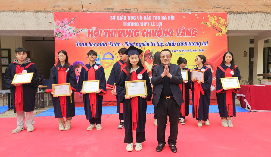 TS Lê Xuân Trung trao giải Nhất chung cuộc cho nữ sinh đến từ lớp 11A6.