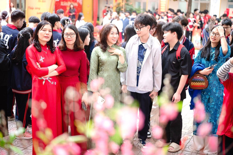 Thầy trò Trường THCS Hoàng Liệt (phường Hoàng Liệt, Hà Nội) tham gia Hội chợ Xuân 2026.