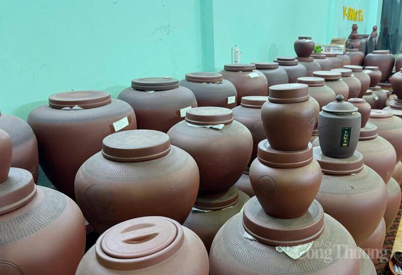 Chè được làm theo công thức sản xuất chè của vùng Vân Nam (Trung Quốc), kết hợp với phương pháp truyền thống của người bản địa Việt Nam, sau đó điều chỉnh để phù hợp với nguồn nguyên liệu địa phương. Ảnh: N.H