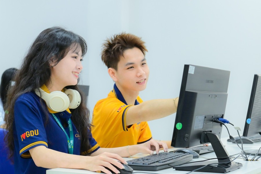 Sinh viên Trường Đại học Gia Định trong một tiết học về công nghệ và trí tuệ nhân tạo. Ảnh: GDU