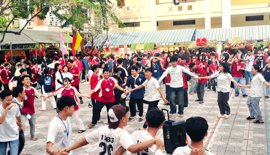 Hội Xuân tại Trường THPT Hồ Thị Kỷ, Cà Mau.