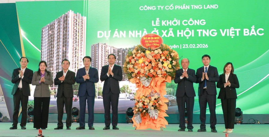 Lãnh đạo tỉnh Thái Nguyên tặng hoa chúc mừng. img-8062.jpg