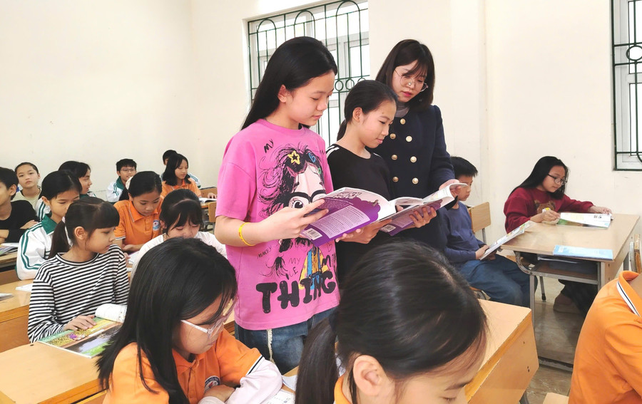 Cô Phạm Thị Thanh Hà - giáo viên Trường Tiểu học Hiến Nam (phường Phố Hiến, Hưng Yên) hướng dẫn học sinh trong giờ học. Ảnh: NVCC