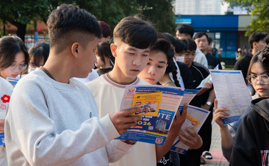 Học sinh trải nghiệm tại Ngày hội Tư vấn Tuyển sinh - Hướng nghiệp (Ngày Mở lần thứ 19 năm 2026) tại TPHCM. Ảnh: HCM-UTE