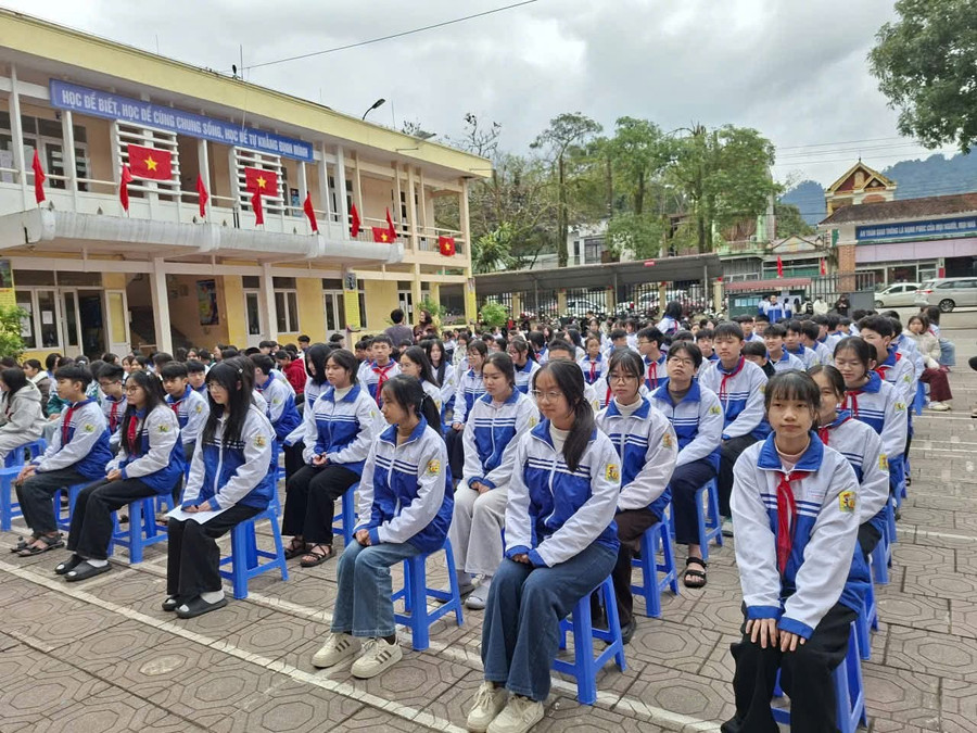 Các em học sinh lớp 9 Tuyên Quang dự lễ khai mạc Kỳ thi chọn học sinh giỏi cấp cụm. 1000047949.jpg