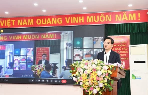 Ông Vũ Đình Hưng, Giám đốc Sở GD&ĐT Tuyên Quang phát biểu tại hội nghị. 1000048105.jpg