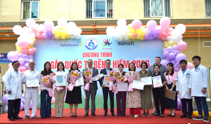 Ban Giám đốc Bệnh viện Nhi đồng 1 chụp ảnh lưu niệm cùng nhà tài trợ và gia đình bệnh nhi. khachmiochiubemac.jpg