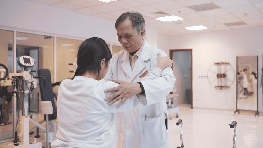 M. chập chững tập đi dưới sự hướng dẫn của bác sĩ phục hồi chức năng. phep-mau-y-hoc-2.jpg