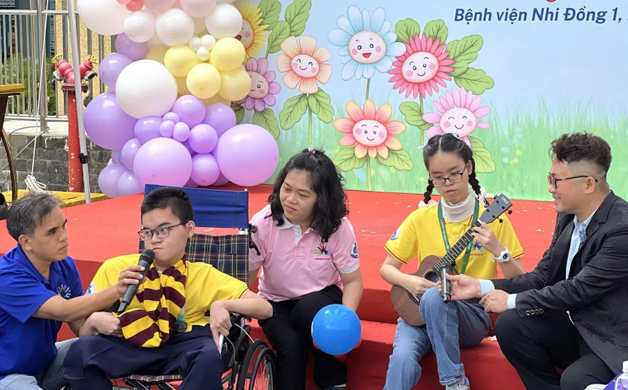 Tiết mục văn nghệ do hai bệnh nhi mắc bệnh hiếm thể hiện tại chương trình.