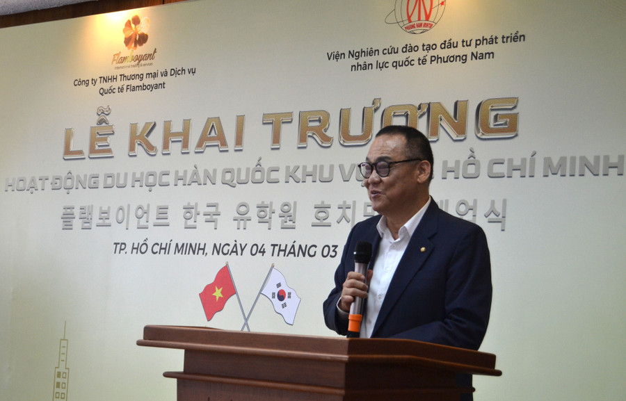 Ông Ahn Chi Bok - Tổng biên tập báo Life Plaza chia sẻ về kế hoạch kết nối sinh viên Việt Nam với các trung tâm công nghệ tại Hàn Quốc. ksjcnflk.jpg