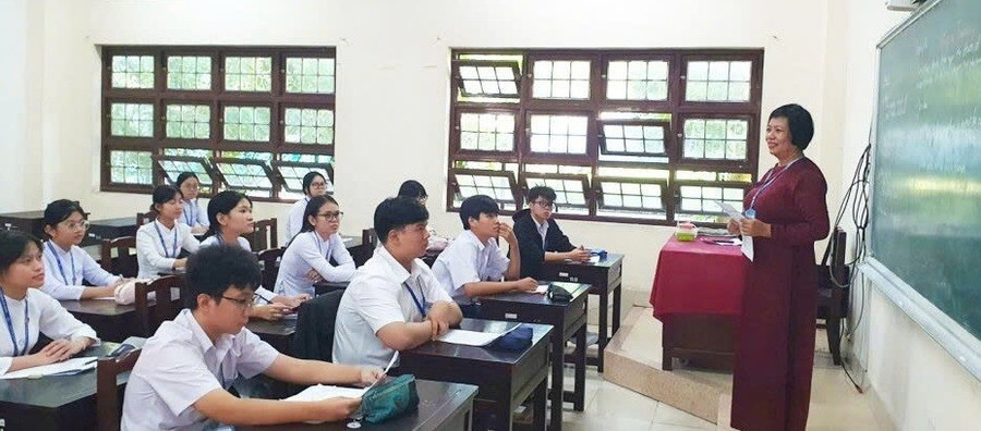 Học sinh lớp 12 Trường THPT chuyên Tiền Giang trong giờ học. Ảnh: Đ.P