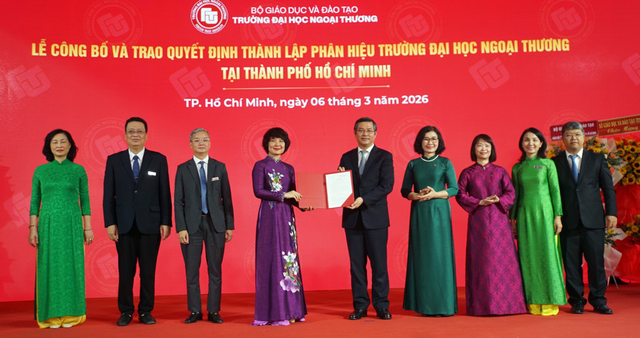 Thứ trưởng Nguyễn Văn Phúc trao quyết định thành lập Phân hiệu Trường Đại học Ngoại thương tại TPHCM cho tập thể lãnh đạo nhà trường. Ảnh: Mạnh Tùng.