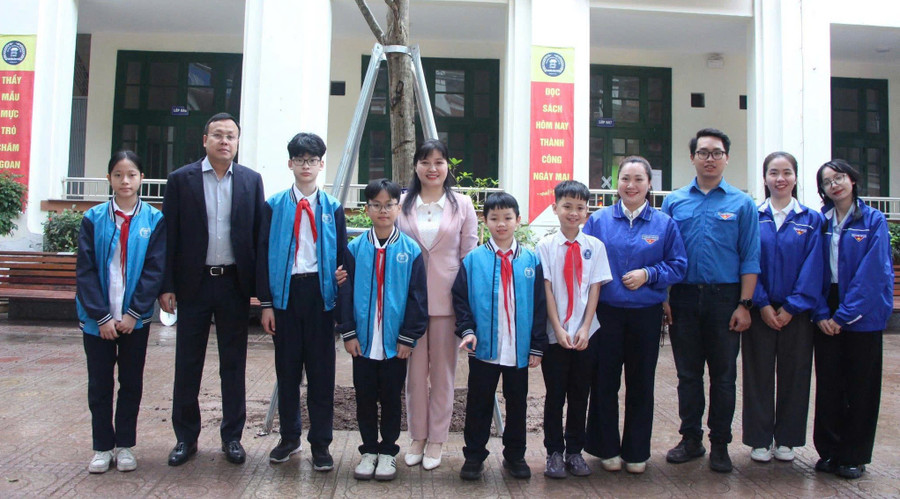 Chị Trịnh Thu Vân (thứ 2 từ phải sang) - Bí thư Chi đoàn Trường THCS Nguyễn Công Trứ (Ba Đình, Hà Nội). tieng-noi-giao-duc-trong-chinh-sach-3.jpg