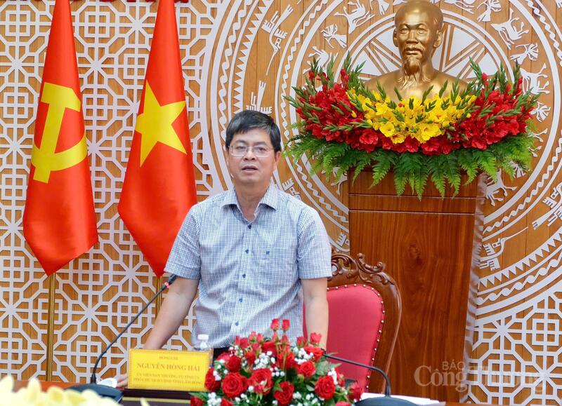 Ông Nguyễn Hồng Hải, Phó Chủ tịch UBND tỉnh Lâm Đồng chỉ đạo về việc tăng tốc các dự án nhà ở xã hội. Ảnh: Minh An