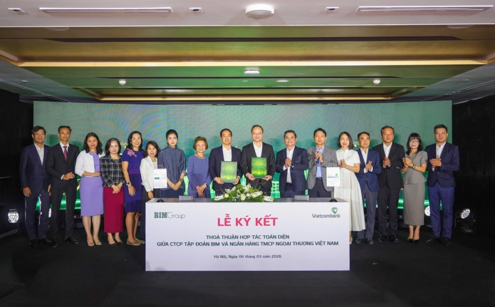 Đại diện 2 đơn vị thực hiện ký kết thỏa thuận hợp tác toàn diện (ông Lê Quang Vinh - Tổng Giám đốc Vietcombank (thứ 8 từ phải sang) và ông Đoàn Quốc Huy – Chủ tịch HĐQT kiêm Tổng Giám đốc BIM Group (thứ 9 từ phải sang).