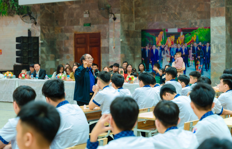 Nhà thơ Trần Đăng Khoa mang tới chương trình những thông điệp ý nghĩa cho học trò.