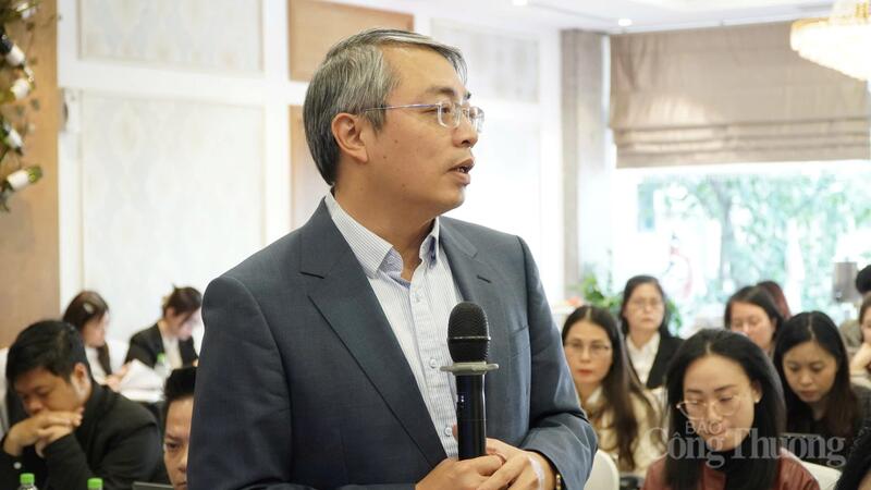 Ông Hoàng Ninh, Phó Cục trưởng Cục Thương mại điện tử và Kinh tế số phản hồi các ý kiến tại hội thảo