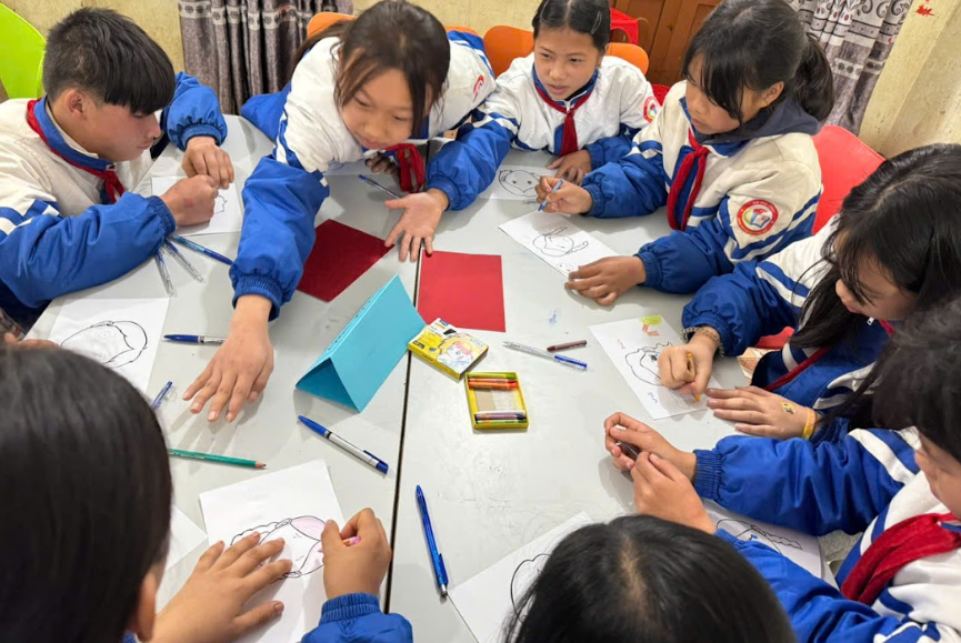 Học sinh thảo luận khi tham gia hoạt động góc. suckhoetamthan-1.png