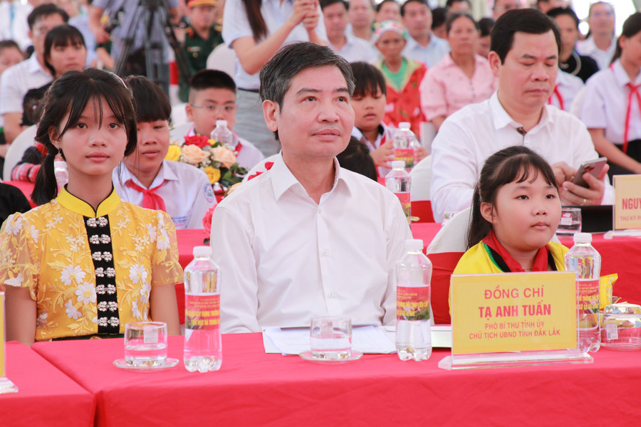 Đại biểu và học sinh Đắk Lắk dự lễ khởi công xây dựng trường phổ thông nội trú liên cấp biên giới đất liền. (Ảnh: Thành Tâm)