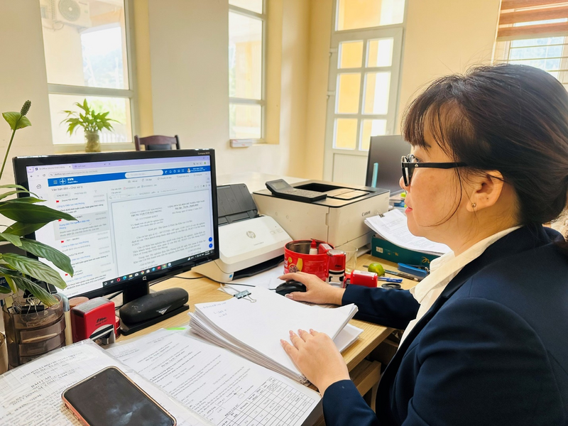 Nhân viên Tổ tổng hợp thực hiện xử lý văn bản trên môi trường điện tử DOFFICE