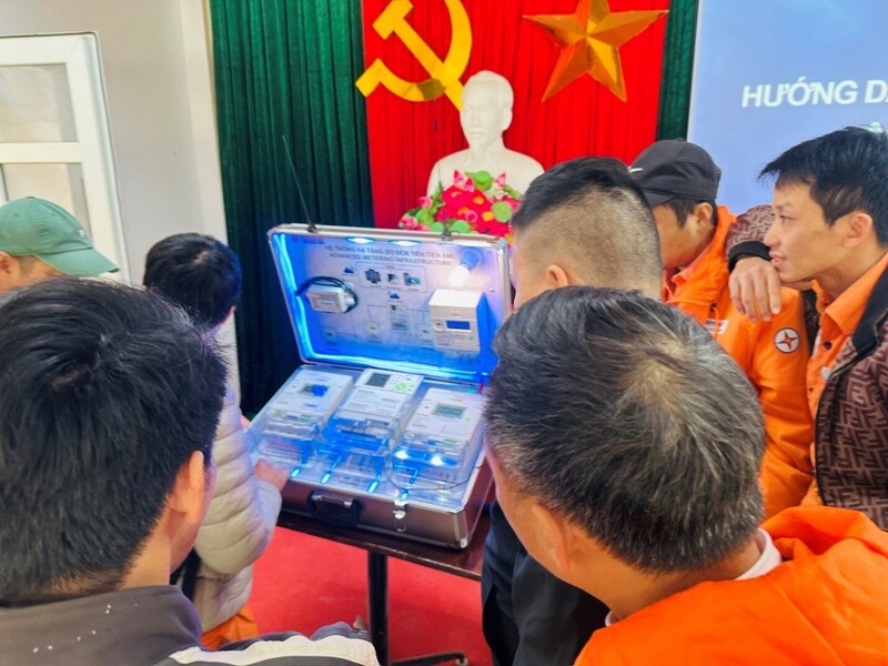 Người lao động Đội Quản lý Điện lực khu vực Cát Hải hội thảo, lắp đặt hướng dẫn thi công hệ thống đo đếm tiên tiến AIM (HHM) được triển khai thí điểm tại Đặc khu Cát Hải