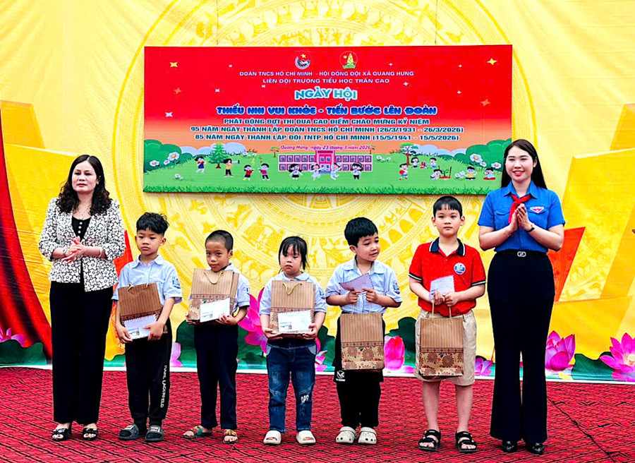 Lãnh đạo xã Quang Hưng trao quà cho học sinh có hoàn cảnh khó khăn. anh-1.jpg