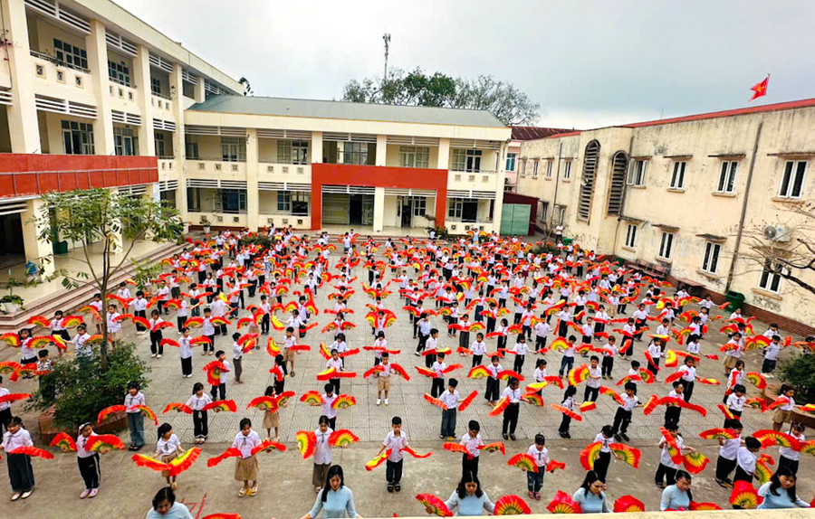 Màn đồng diễn của thầy và trò Trường Tiểu học Trần Cao. 4.jpg