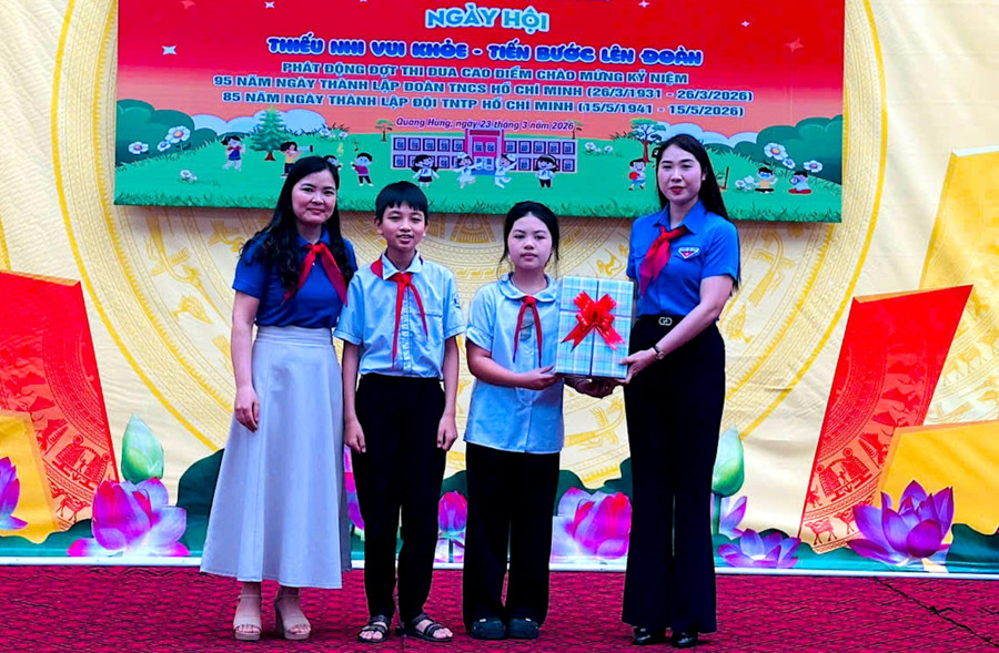 Đoàn thanh niên và Hội đồng Đội xã Quang Hưng tặng khăn quàng đỏ tặng cho Liên đội Trường Tiểu học Trần Cao. 5.jpg