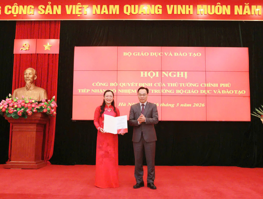 Quyền Bộ trưởng Hoàng Minh Sơn trao Quyết định của Thủ tướng Chính phủ tiếp nhận, bổ nhiệm Thứ trưởng Bộ GD&ĐT Nguyễn Thị Quyên Thanh. tan-tt1.jpg