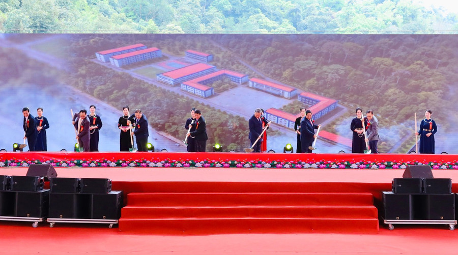 Tổng Bí thư Tô Lâm, Thủ tướng Chính phủ Phạm Minh Chính cùng các đồng chí lãnh đạo Đảng, Nhà nước thực hiện nghi thức khởi công, động thổ xây dựng các trường phổ thông nội trú liên cấp vùng biên giai đoạn 2. Ảnh: Nguyễn Mạnh nghi-thuc-khoi-cong.jpg