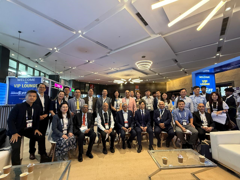 Tham tán Thương vụ Việt Nam tại Ấn Độ chụp ảnh cùng doanh nghiệp Việt Nam tham gia Triển lãm IndiaSoft Expo 2026.