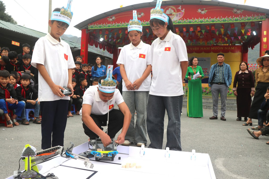 Lan tỏa tinh thần học tập, sáng tạo từ sân chơi Robotics tại xã Lũng Cú. 1000049186.jpg