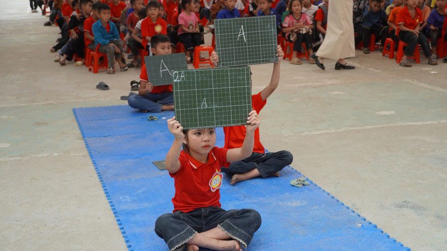 Các em học sinh xã Tân Tiến với sân chơi trí tuệ. 1000049184.jpg