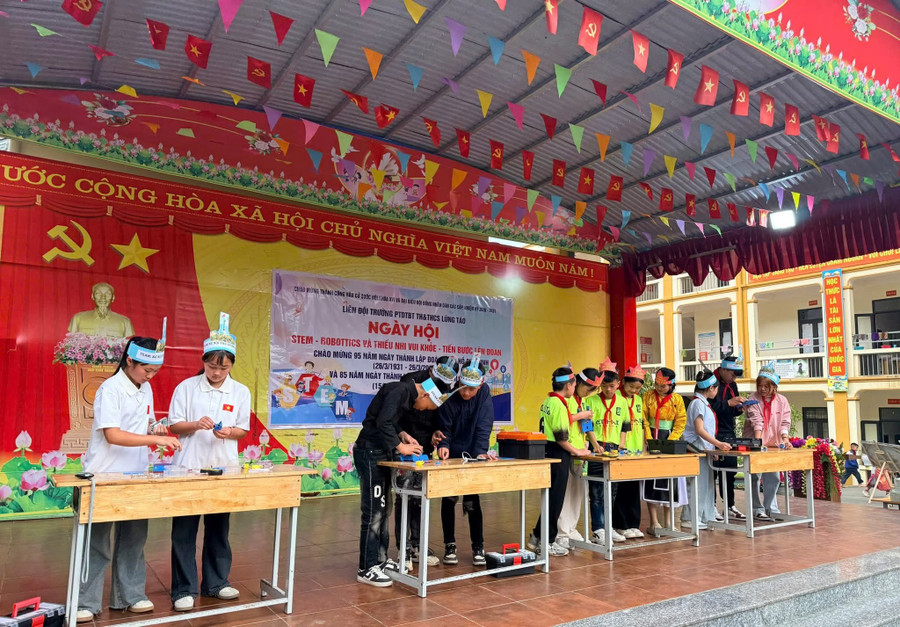 Hoạt động STEM của các em học sinh tại xã Lũng Cú, Tuyên Quang.