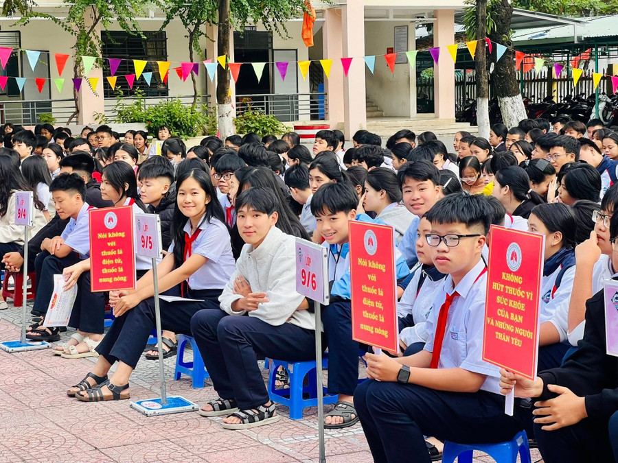 Học sinh Trường THCS Ngô Thì Nhậm tham gia buổi Tuyên truyền tác hại và phòng chống thuốc lá trong học đường. Ảnh: NTCC