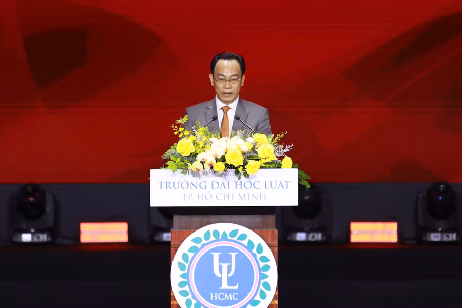 Quyền Bộ trưởng Bộ GD&ĐT Hoàng Minh Sơn phát biểu tại buổi lễ. 1851933766199019529.jpg