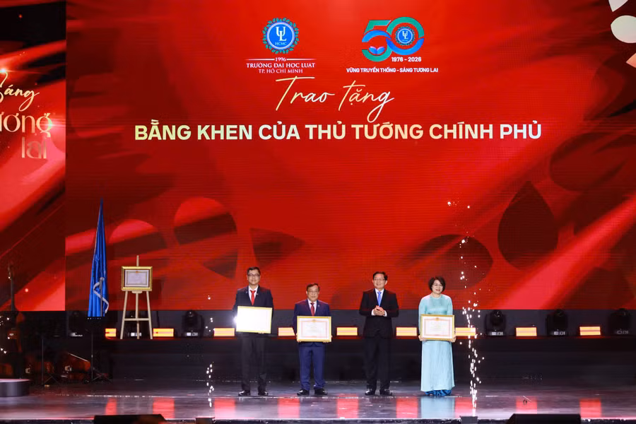 Các cá nhân xuất sắc của nhà trường nhận bằng khen của Thủ tướng Chính phủ. 83837908585069027.jpg