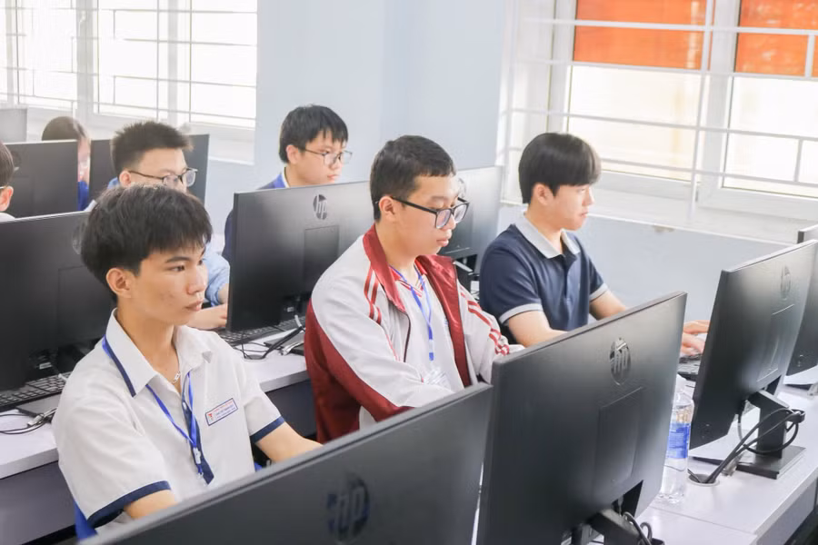 Các thí sinh toàn quốc tranh tài Chung kết thi lập trình Hue-ICT Challenge 2026 tổ chức tại Trường ĐH Khoa học Huế.