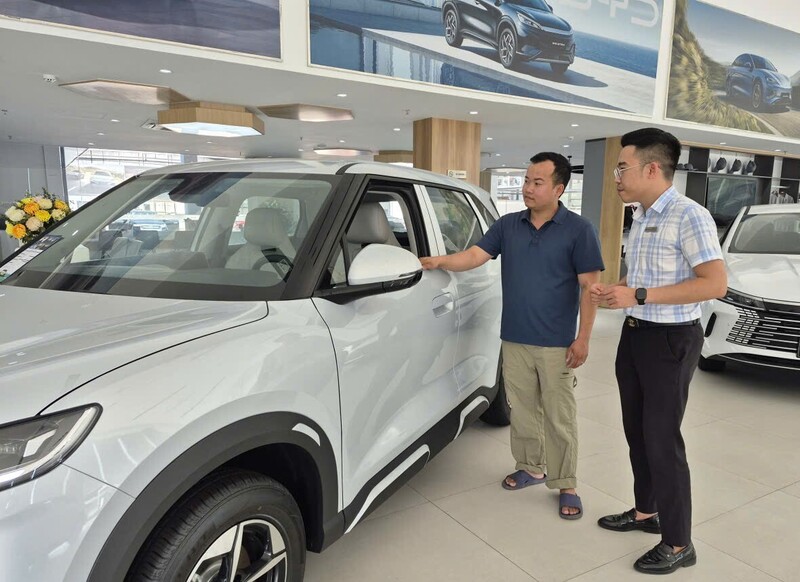 Khách hàng quan tâm tìm hiểu các dòng xe ô tô điện của nước ngoài. Ảnh: Mai Liễu