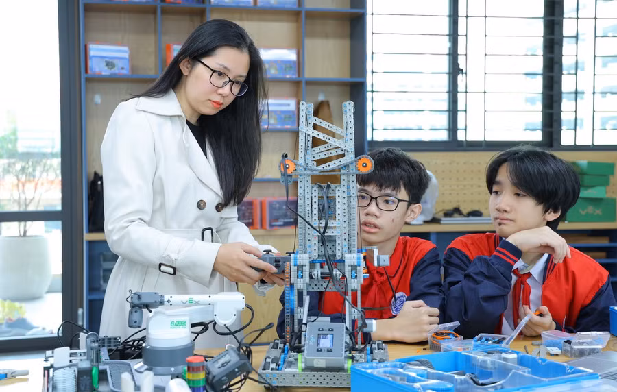 Cô trò Trường THCS Cầu Giấy (Hà Nội). Ảnh: NTCC