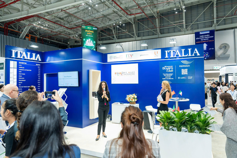 Bà Ilaria Piccinni phát biểu khai trương gian hàng Ý. Ảnh: ITA.