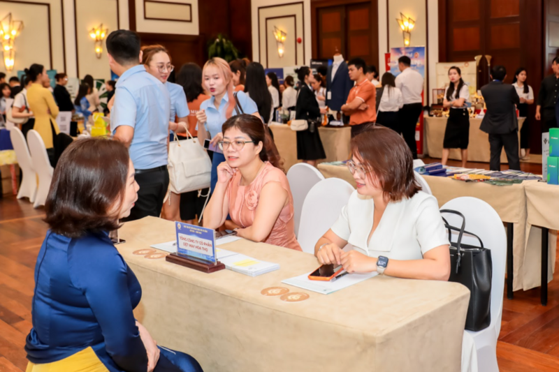 Các doanh nghiệp kết nối hợp tác tại Ngày hội Kết nối Doanh nhân trẻ Đà Nẵng. Ảnh: Bình An