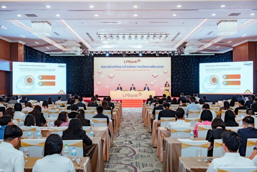 Ngân hàng mạnh tay chia