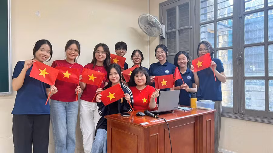 TS Đỗ Thị Minh Phượng và sinh viên của mình tại Học viện Ngân hàng.