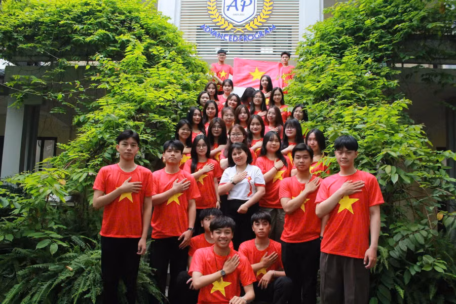 Cô trò cùng trong trang phục áo cờ đỏ sao vàng và bản đồ Tổ quốc Việt Nam. phupng-3.jpg