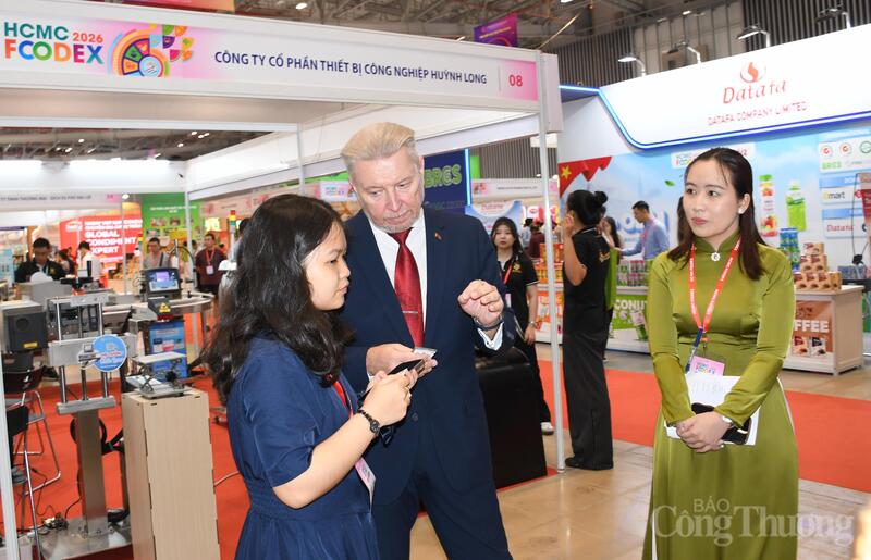 Doanh nghiệp giới thiệu sản phẩm với các nhà mùa hàng tại HCMC FOODEX 2026. Ảnh: Thanh Minh.