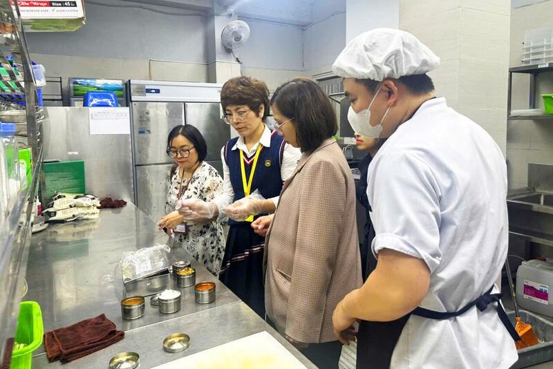 Cùng với thức ăn đường phố, lực lượng chức năng cũng sẽ tăng cường kiểm tra các bếp ăn tập thể trong Tháng hành động vì an toàn thực phẩm . Ảnh: POCD